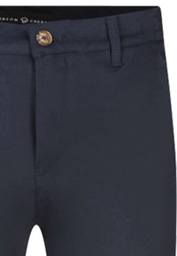 Pantalon bleu marine avec fermeture à bouton, devant plat, passants de ceinture et deux poches latérales, fabriqué dans un tissu lisse et durable.