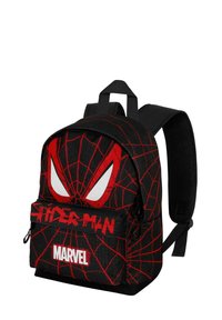 Černý batoh s červeným pavučinatým designem, velký bílýma očima a textem "SPIDER-MAN". Obsahuje přední kapsu a polstrované ramenní popruhy.