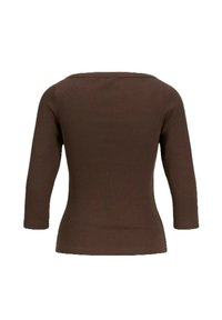 Top marrone a coste con scollatura ampia e maniche a tre quarti, che mette in risalto una silhouette aderente e una texture morbida.