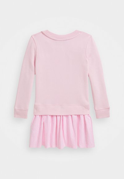 Heled roosa pika varrukaga särk, millel on kokku volditud roosa ja valge triibuline seelik. Sile tekstuur, millel on õmmeldud detailid vöökoha ja varrukaotste juures.