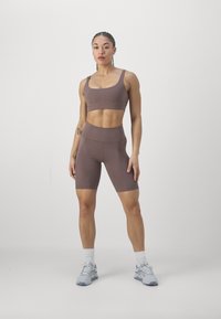 Girlfriend Collective ANDY BRA SPLIT STRAP - Sujetadores deportivos con sujeción ligera - porcini