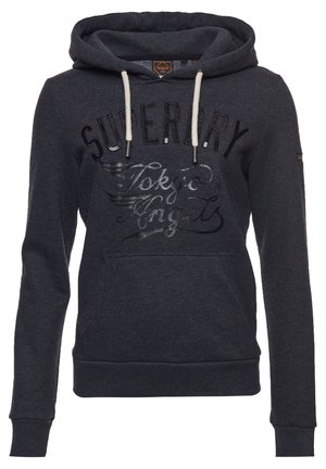 Donkergrijze hoodie met lange mouwen, voorzak, witte trekkoorden en de tekst "Superdry Tokyo Angels" op de borst in zwarte en zilveren letters.