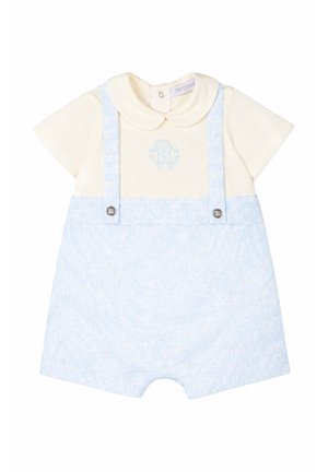 Combinaison bébé couleur crème avec col Peter Pan, short à bretelles bleu clair et monogramme brodé sur la poitrine.
