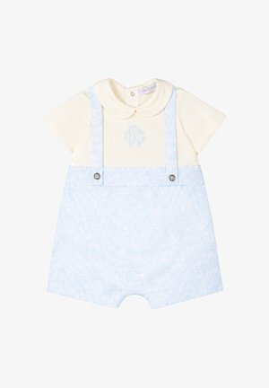 Pelele para bebé color crema con cuello Peter Pan, pantalones cortos azul claro estilo tirantes y monograma bordado en el pecho.