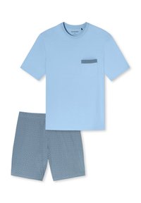 Hellblaues T-Shirt mit kurzen Ärmeln und Tasche, das mit einem schwarz-weißen karrierten Muster versehen ist, kombiniert mit passenden gemusterten Shorts.