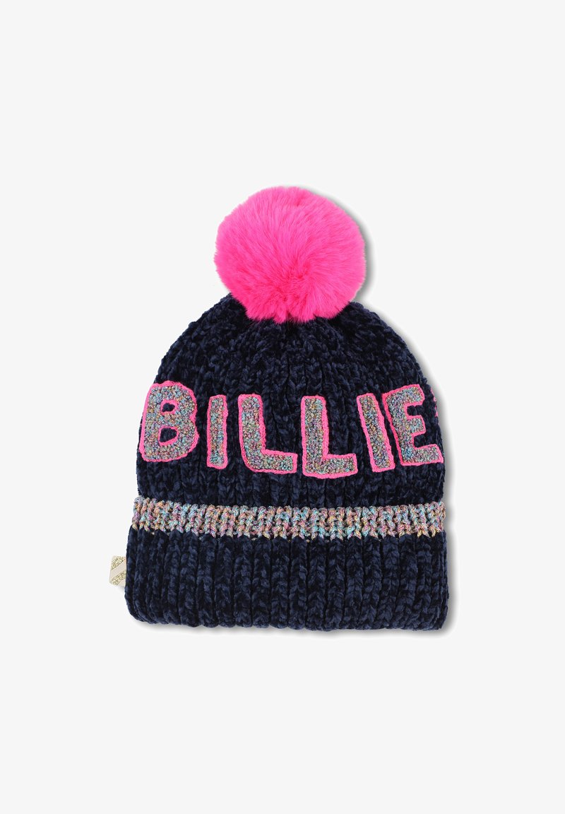 Μπλέ πλεκτό σκουφί με φωτεινή ροζ φούντα, που φέρει το όνομα "BILLIE" σε ροζ γράμματα, με διακοσμητική πολύχρωμη ζώνη στο κάτω μέρος.