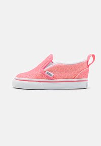 Zapatos slip-on rosa con glitter, con un collar acolchado, suela de goma blanca y el logo de Vans en el lateral. Presentan un acabado de textura suave.