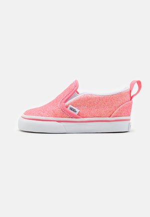 Zapatos slip-on rosa con glitter, con un collar acolchado, suela de goma blanca y el logo de Vans en el lateral. Presentan un acabado de textura suave.