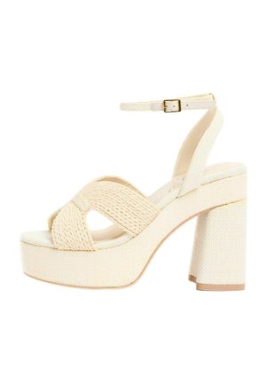 Sandale à plateforme beige avec lanières tissées, boucle à la cheville et talon haut épais, conçue pour une tenue décontractée ou habillée pour femmes.