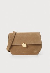 Bolso bandolera de ante marrón con un cierre dorado geométrico y un diseño sencillo. Cuenta con una correa ajustable y una forma plana y estructurada.