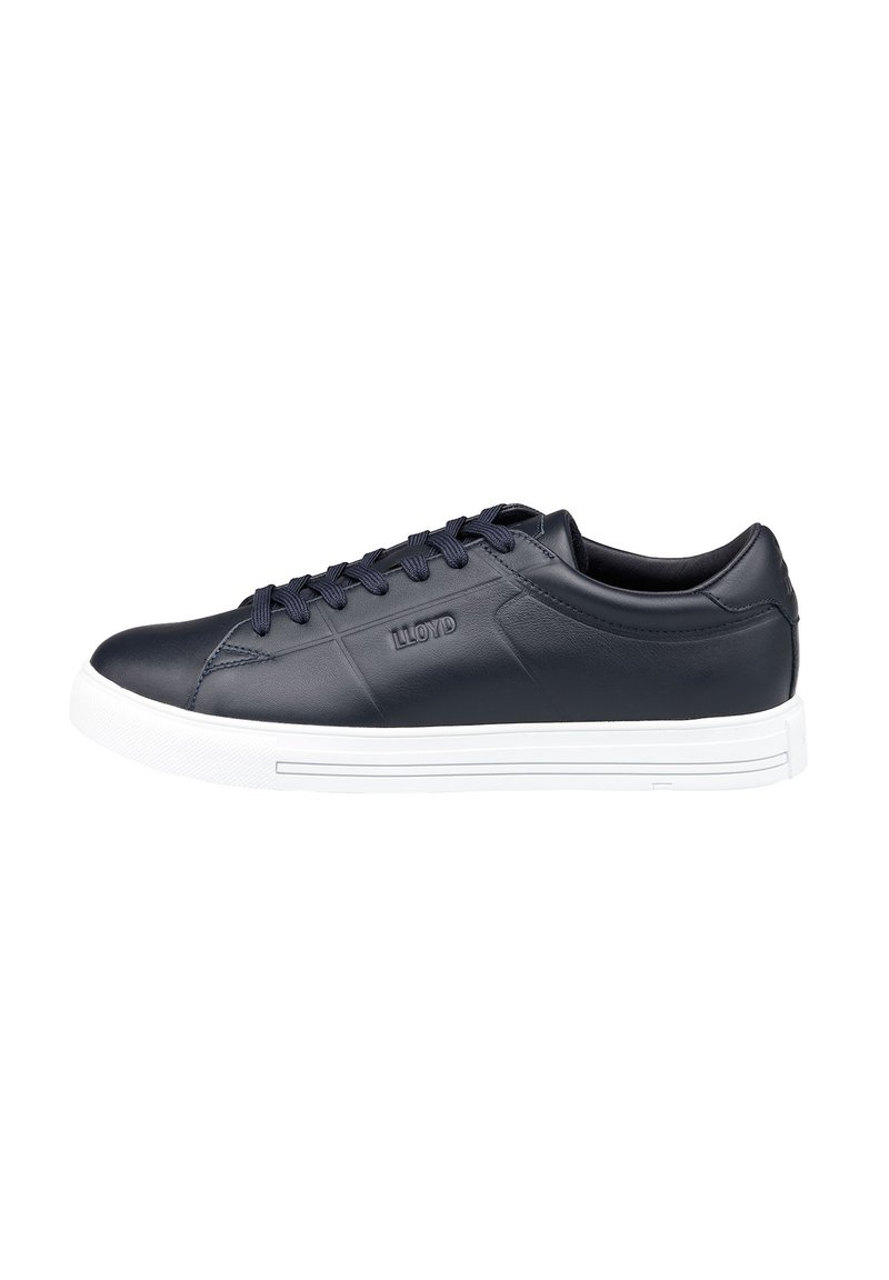 Sneaker in pelle blu navy con finitura liscia, suola in gomma bianca, lacci piatti e branding discreto sul lato. Design classico low-top.