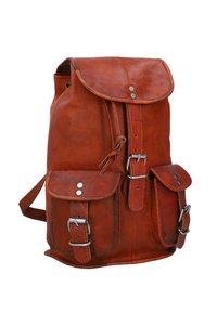 Hnědý kožený batoh s klopou, dvěma předními kapsami se sponami a kovovými detaily. Texturovaný povrch, pevné popruhy pro nošení.