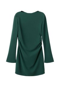 Vestido verde con mangas largas, con un escote redondeado y detalles fruncidos en los laterales, hecho de una tela suave y fluida.