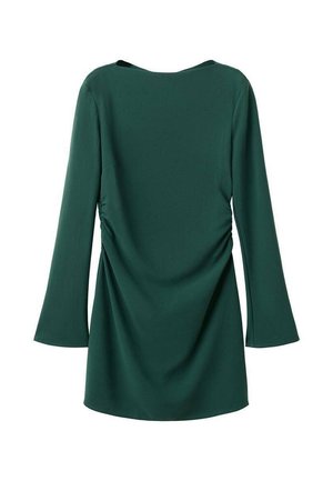 Vestido verde con mangas largas, con un escote redondeado y detalles fruncidos en los laterales, hecho de una tela suave y fluida.