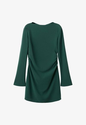 Zielona sukienka z długimi rękawami, z okrągłym dekoltem i marszczeniami po bokach, wykonana z gładkiego, płynącego materiału.