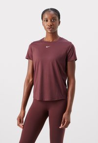 Μαραoon μπλούζα Nike από μαλακό ύφασμα με στρογγυλή λαιμόκοψη και κοντά μανίκια. Διαθέτει λευκό λογότυπο Nike στο στήθος.