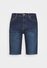 Bermudas de mezclilla azul oscuro con corte recto, cinco bolsillos y costuras visibles. Presenta un botón marrón y un acento rojo en la cinturilla.