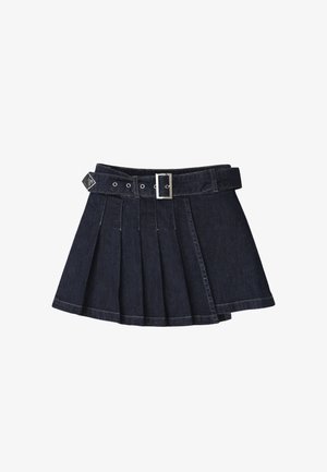 Mini gonna plissettata in denim blu scuro con cintura larga e fibbia rettangolare argento.