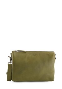 Olivgrüne Leder-Clutch mit Reißverschluss und abnehmbarem Handgelenkriemen, geprägt mit dem "VENEZIA"-Logo auf der Vorderseite.