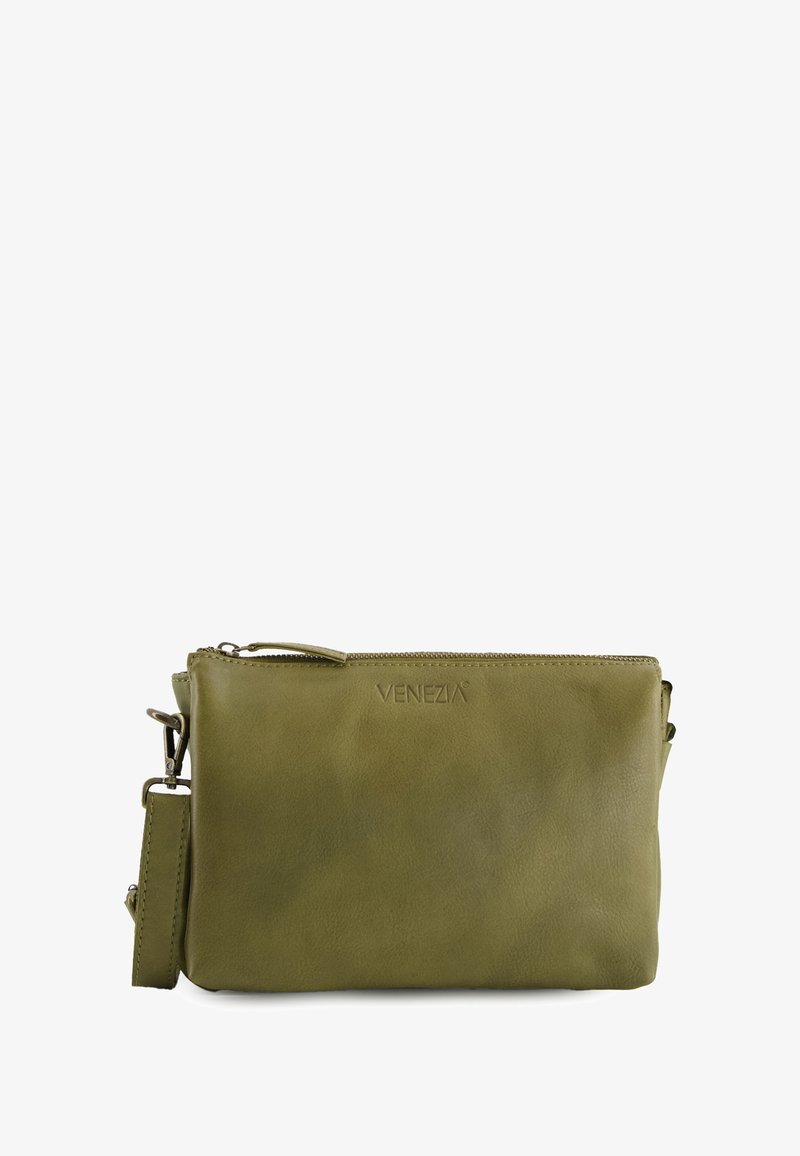 Olivgrüne Leder-Clutch mit Reißverschluss und abnehmbarem Handgelenkriemen, geprägt mit dem "VENEZIA"-Logo auf der Vorderseite.