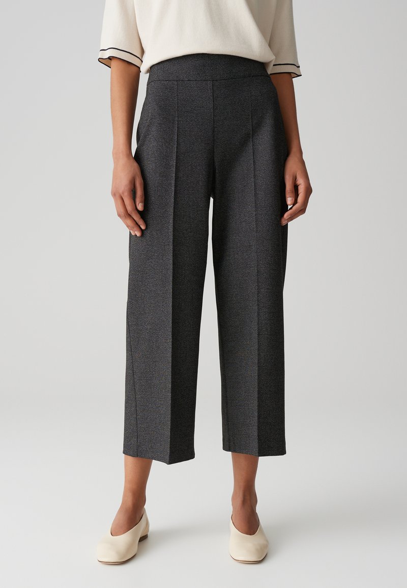 Grijze geplooide broek gemaakt van textiel met een hoge taille en een cropped lengte, gecombineerd met lichtgekleurde instappers.