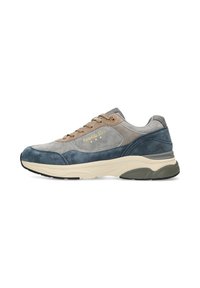 Sneakers in suede grigio, blu e beige con una spessa suola crema. Presentano lacci beige e branding dorato di lato. Forma arrotondata.