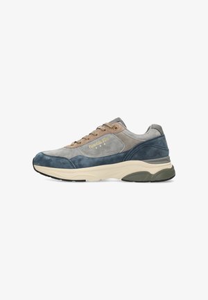 Sneakers in grijs, blauw en tan nubuckleer met een dikke crèmekleurige zool. Voorzien van beige veters en gouden branding aan de zijkant. Rond gevormd.