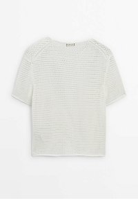 Valkoinen lyhythihainen virkatut neulepusero, jossa on leveä pyöreä kaula-aukko, näkyy takaa yksinkertaisella taustalla.