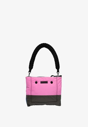 Gevulde tote bag met een roze bovensectie, donkergrijze onderkant en een gestructureerd zwart gevlochten handvat. Voorzien van een ritssluiting en zwarte accenten.