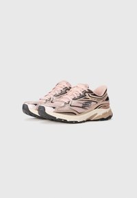 Roze en zwarte hardloopschoenen met een bovenwerk van mesh, een gedempte zool en gestructureerde details. Vetersluiting met een ronde neus en gepatterneerde accenten.