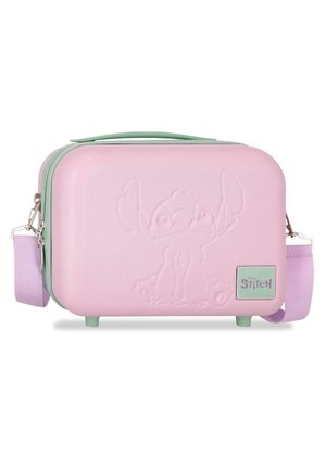 Bolso pequeño de carcasa dura rosa con asa superior verde menta, correa de hombro morada, personaje Stitch en relieve y placa con el logo de Disney Stitch.