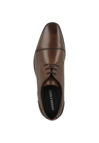 Braune Lederdressschuhe mit glatter Textur, spitzem Zehenbereich, Schnürdesign und dezenten Nähten entlang der Oberseite.
