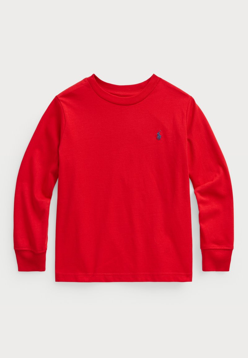 T-shirt rouge à manches longues en coton avec un col rond. Présente un petit logo bleu sur la poitrine et des poignets côtelés. Texture lisse.