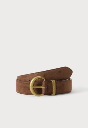 Ceinture en daim marron roulée avec une boucle arrondie en laiton et une boucle de ceinture en laiton assortie sur un fond clair.