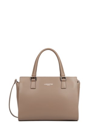 Sac à main en cuir taupe avec deux poignées, bandoulière amovible et logo "Lancaster Paris" au centre avant.