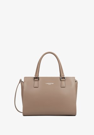 Sac à main en cuir taupe avec deux poignées, bandoulière amovible et logo "Lancaster Paris" au centre avant.