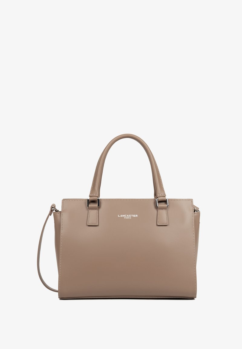Sac à main en cuir taupe avec deux poignées, bandoulière amovible et logo "Lancaster Paris" au centre avant.