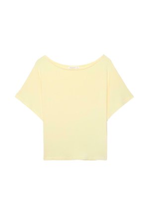 Svetložltý krátky rukáv, voľný top so širokým výstrihom a rovnou lemovkou, zobrazený položený na bielom pozadí.