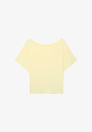 Svetložltý krátky rukáv, voľný top so širokým výstrihom a rovnou lemovkou, zobrazený položený na bielom pozadí.