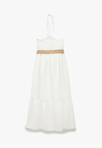 Robe blanche sans manches avec un corsage smocké, une bande couleur paille à la taille, et une jupe évasée avec un volant en cascade à l'ourlet.