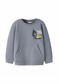 Sudadera gris de material suave con cuello redondo, puños acanalados, bolsillo frontal y un diseño impreso de excavadora amarilla con el texto "EXCAVATOR".