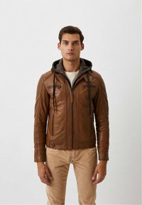 Bruine leren jas met een grijze capuchon, voorzien van ritszakken en een getailleerd ontwerp, met zichtbare textuur en ambachtelijke details.