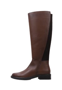 Bota de cuero marrón hasta la rodilla con paneles laterales elásticos, punta redondeada y tacón bajo. Textura suave, diseño minimalista y sin hardware visible.