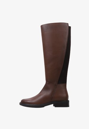 Bota de cuero marrón hasta la rodilla con paneles laterales elásticos, punta redondeada y tacón bajo. Textura suave, diseño minimalista y sin hardware visible.