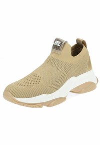 Beige gestrickte Sneaker mit einem Slip-On-Design, weißer Mittelsohle, strukturiertem Obermaterial und einer Zuglasche an der Ferse für einfaches Anziehen.