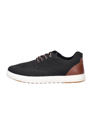 Schwarzer Mesh-Sneaker mit braunem Leder-Fersenpatch, braunen Schnürsenkeln und weißer Gummisohle.