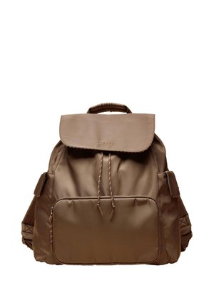 Brauner Leder-Rucksack mit oberer Klappe, Frontreißverschlusstasche, Seitentaschen, geflochtenem Kordelverschluss und gepolstertem Tragegriff.