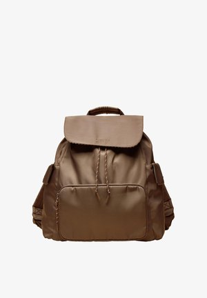 Brauner Leder-Rucksack mit oberer Klappe, Frontreißverschlusstasche, Seitentaschen, geflochtenem Kordelverschluss und gepolstertem Tragegriff.