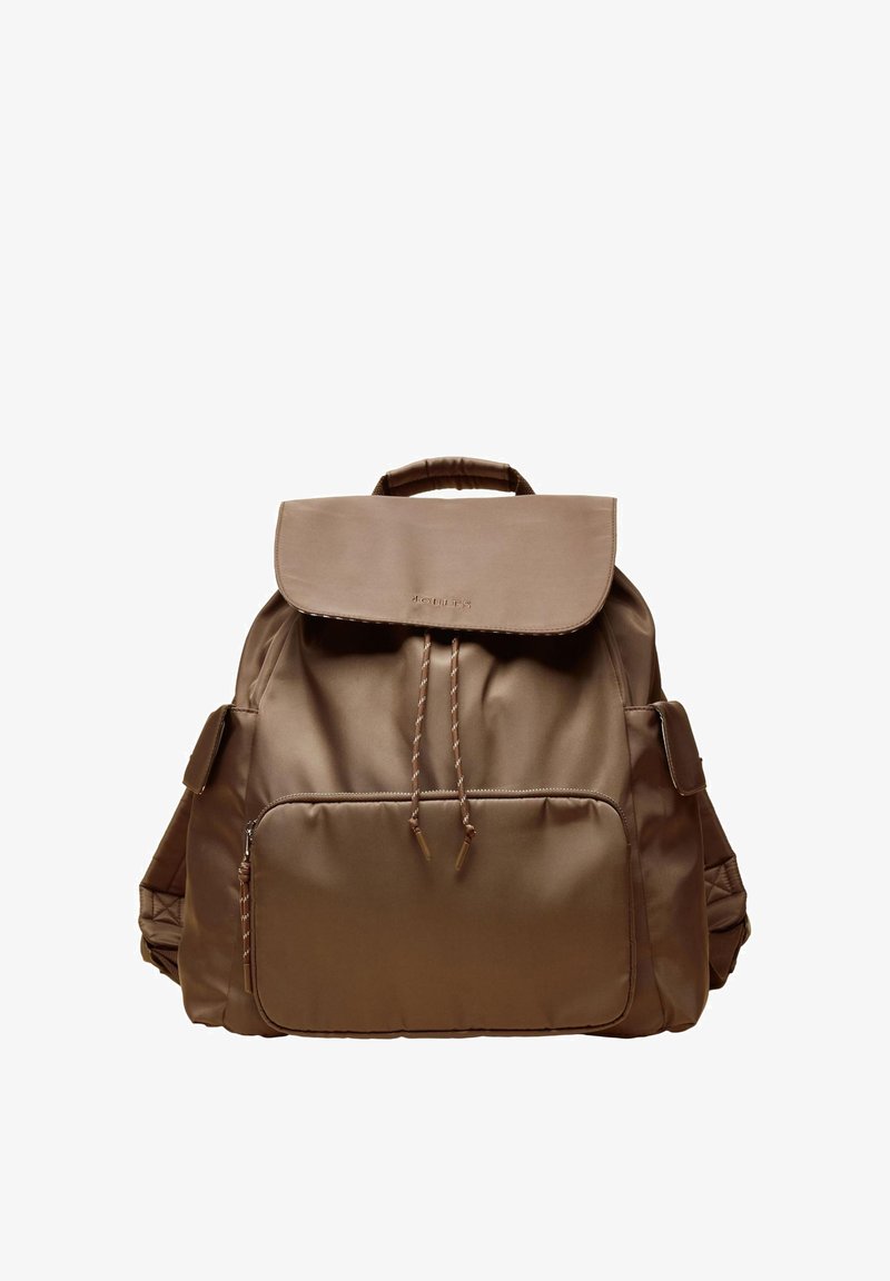 Sac à dos en cuir marron avec rabat supérieur, poche avant zippée, poches latérales, fermeture par cordon tressé et poignée rembourrée.