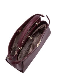 Borsa in pelle bordeaux con superficie texturizzata, due manici superiori, accessori dorati e un interno in tessuto beige con più scomparti.